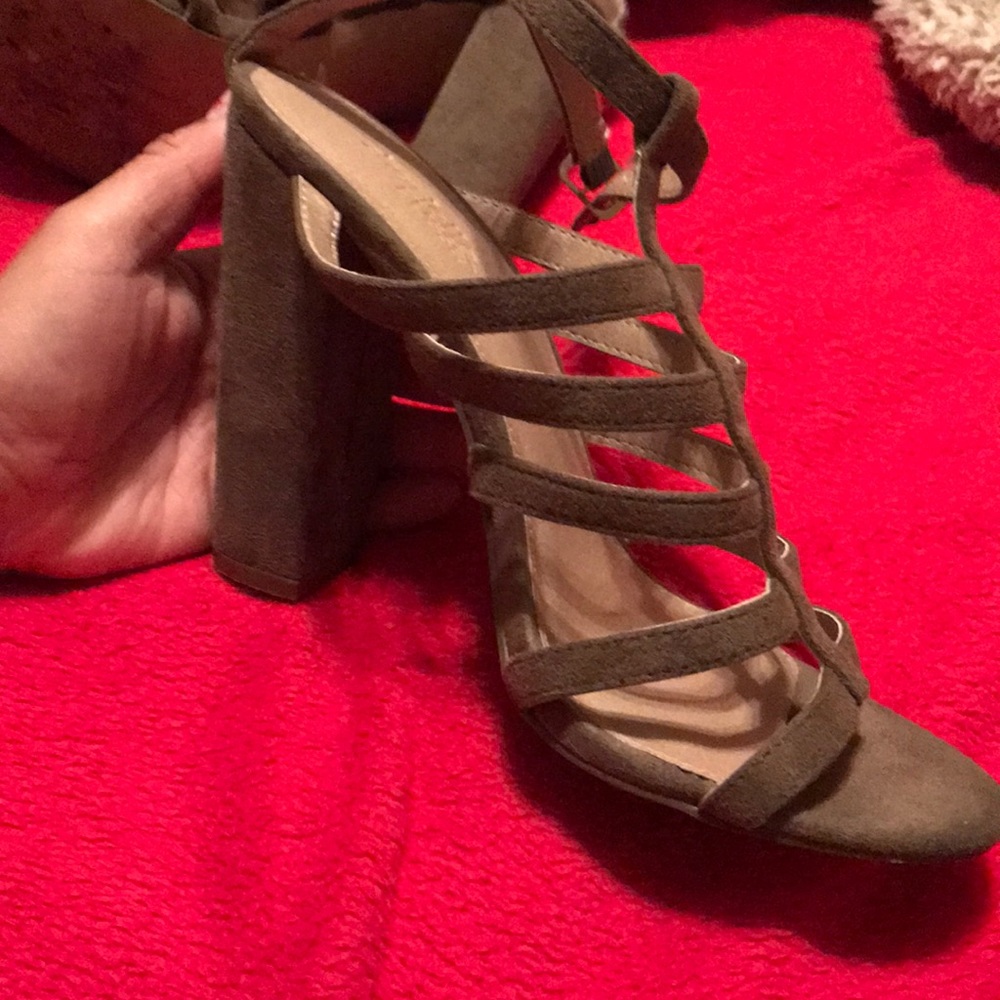 Heels - Picture 2 of 4
